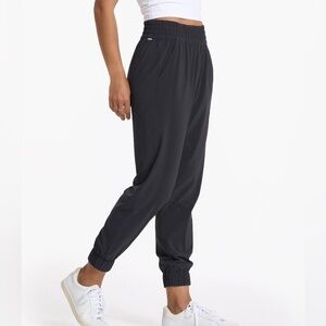 Vuori Villa Jogger in Black